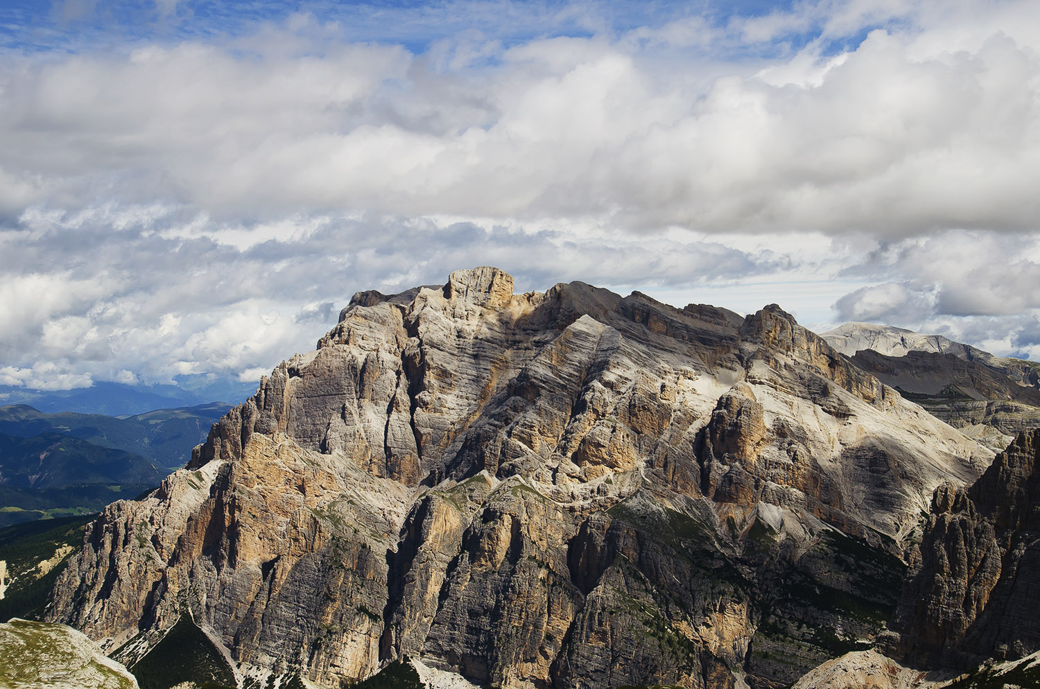 Luci e ombre sulla montagna