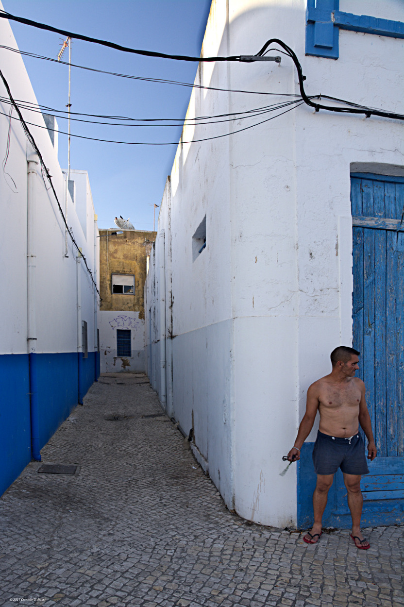 Uomo all'angolo. Olhao (P) 082017