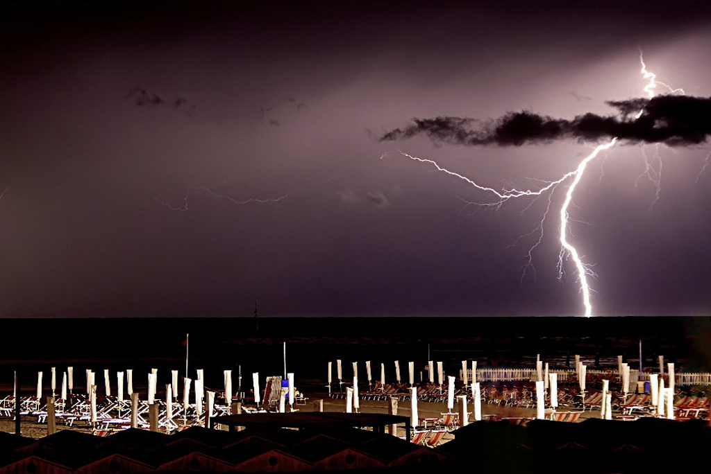 ***Fulmini e saette sulla spiaggia***