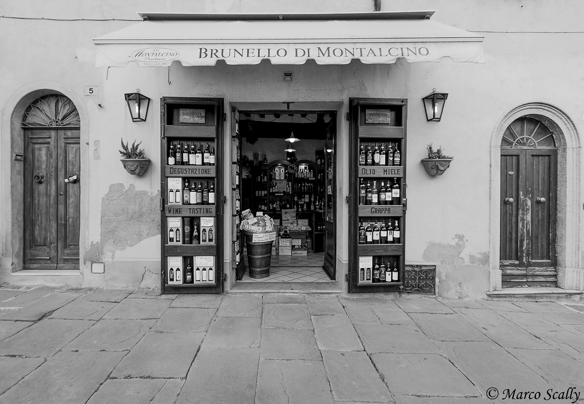 Nel mezzo dell'enoteca di Montalcino