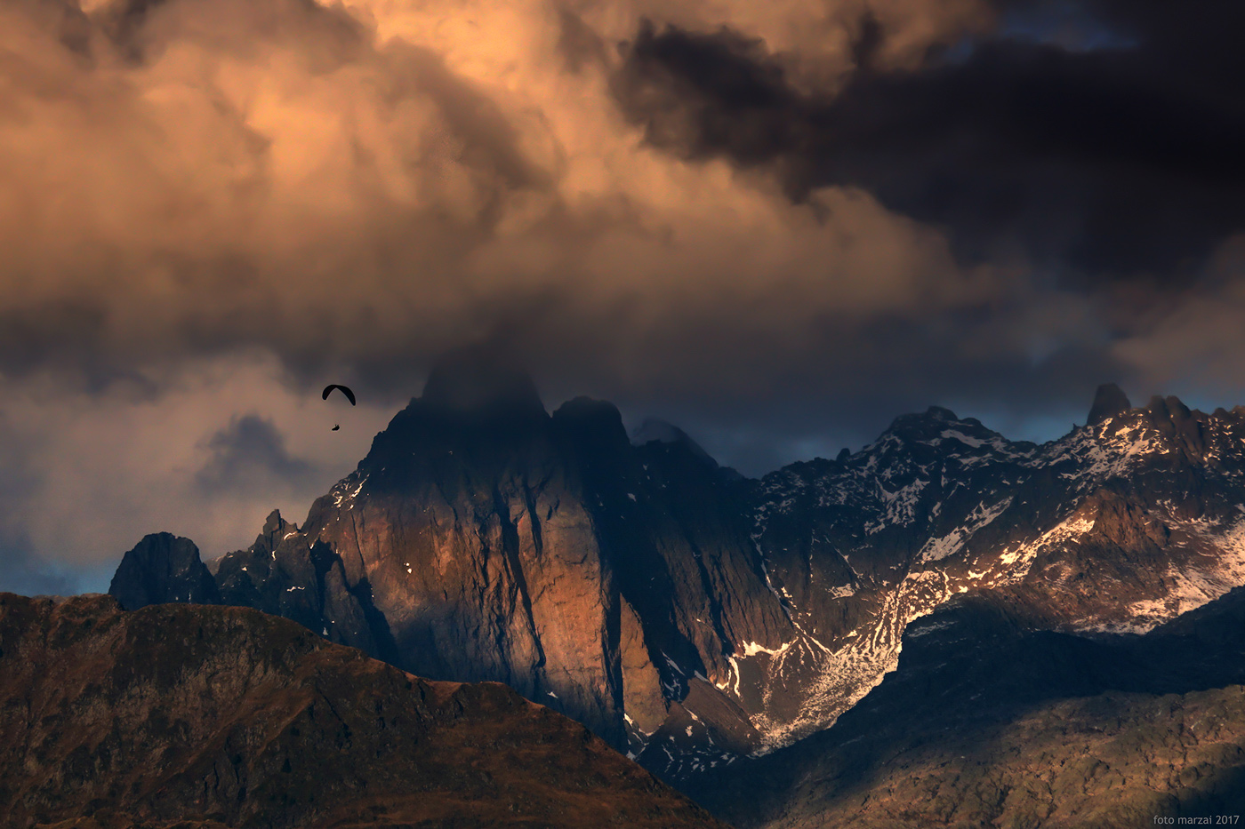 parapendio nell'ultima luce