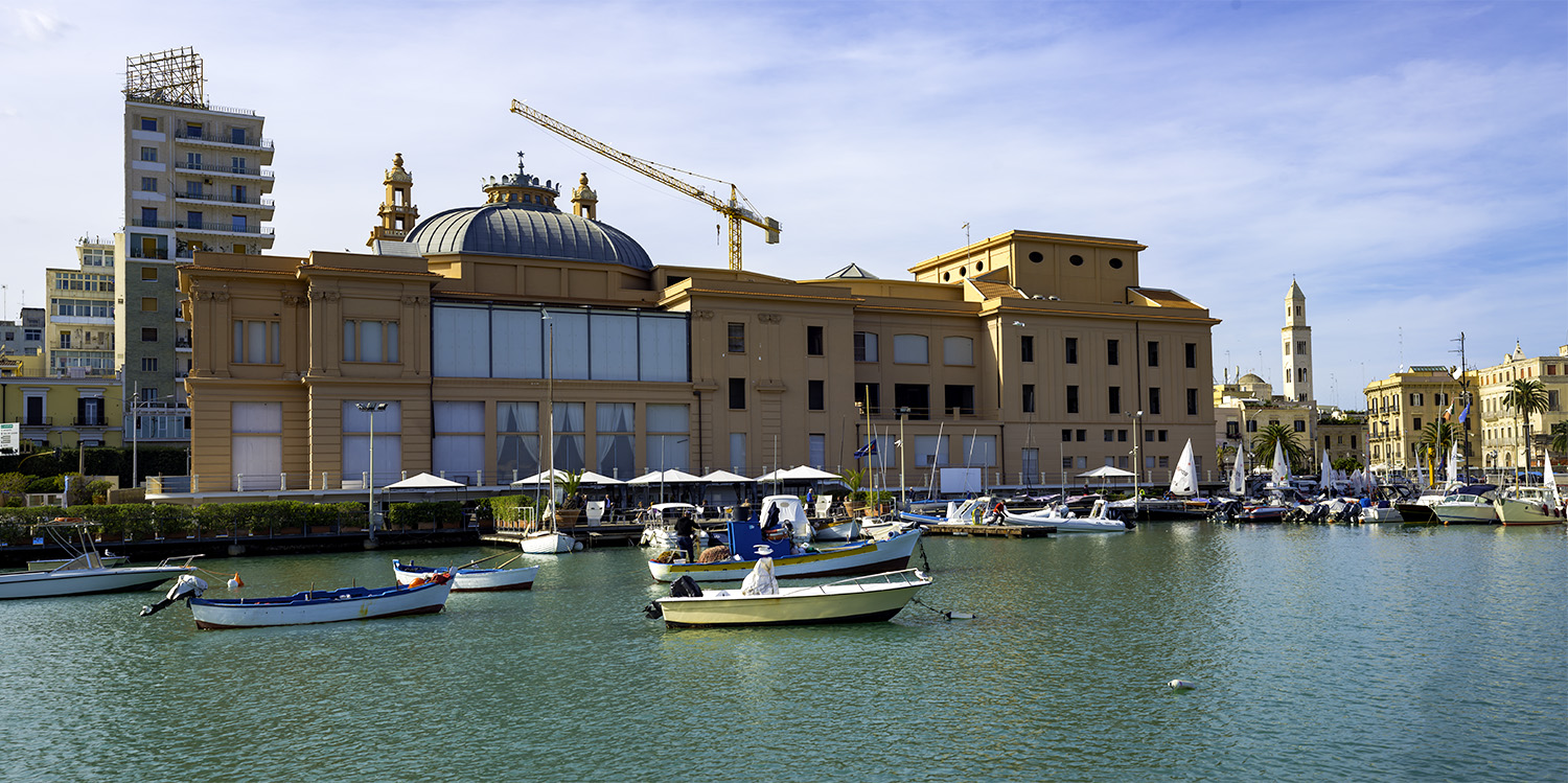 Panoramica lungomare di Bari. In primo piano il caratteristico lampione del lungomare, sullo sfondo il campanile della basilica di San Nicola