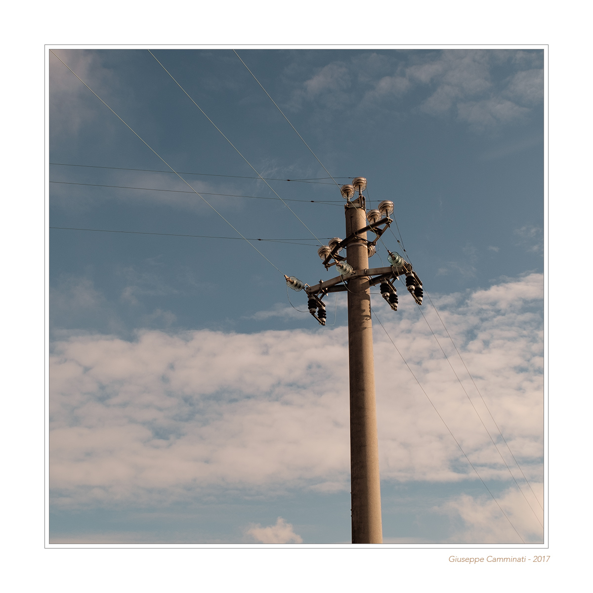 Cielo, cemento, ferro, rame e vetro.