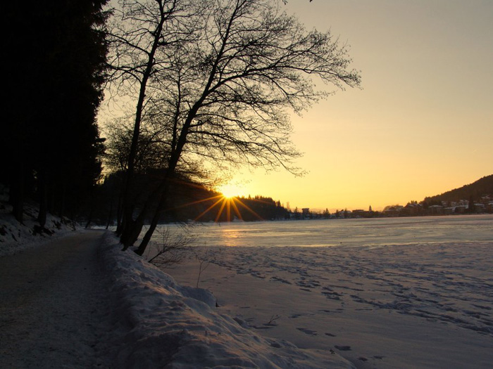 Lago ghiacciato al tramonto