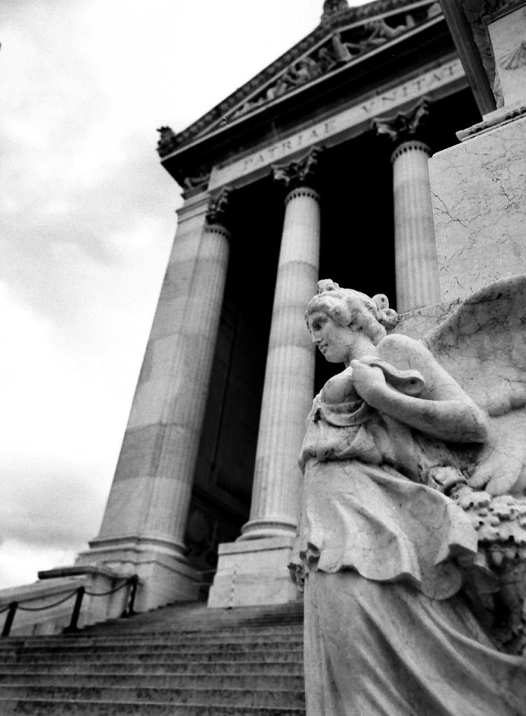 segretaria alla macchina da scrivere