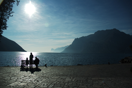 Famiglia in riva al lago