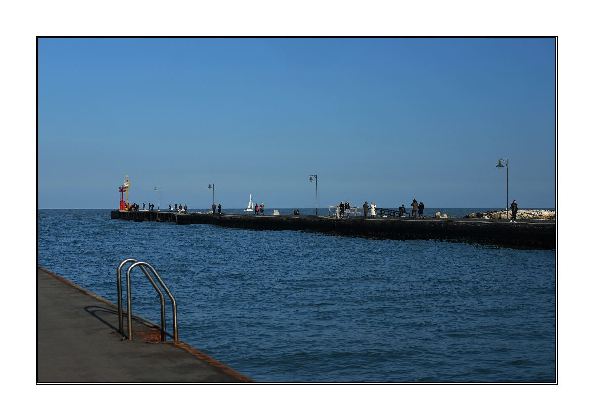 Domenica ...passeggiata al molo.