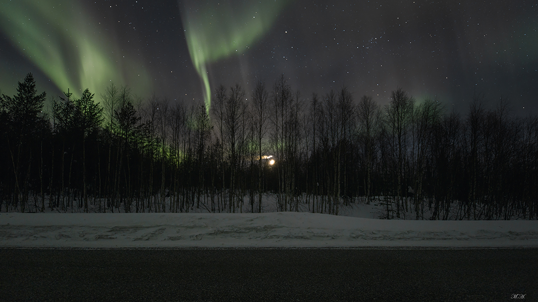Aurora at the moonset