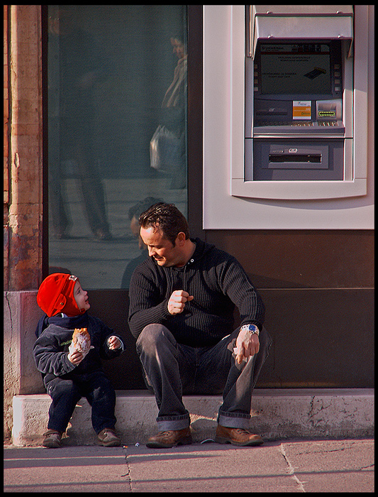 Padre E Figlio al Bancomat
