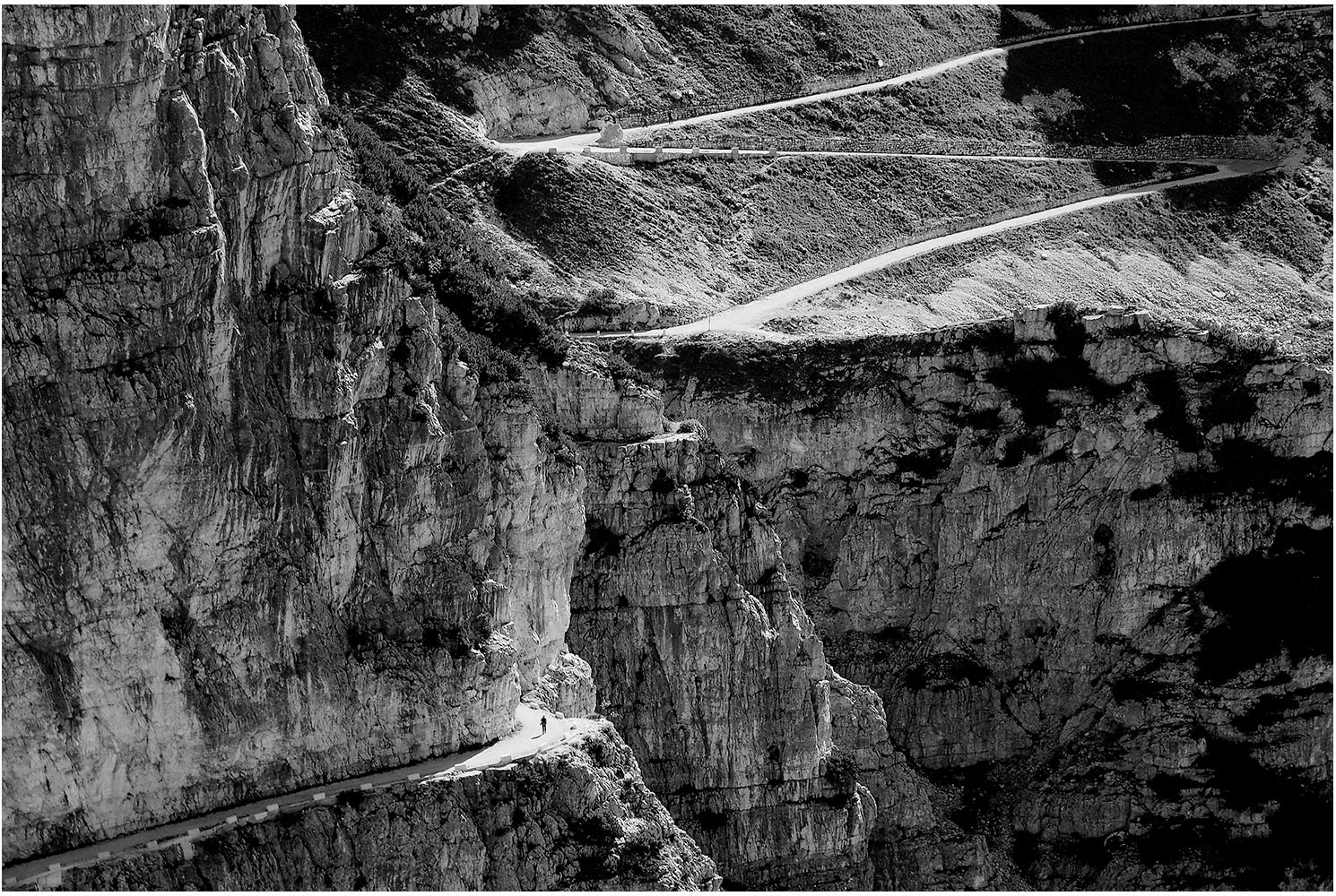 M. Pasubio: Strada degli Eroi con microescursionista