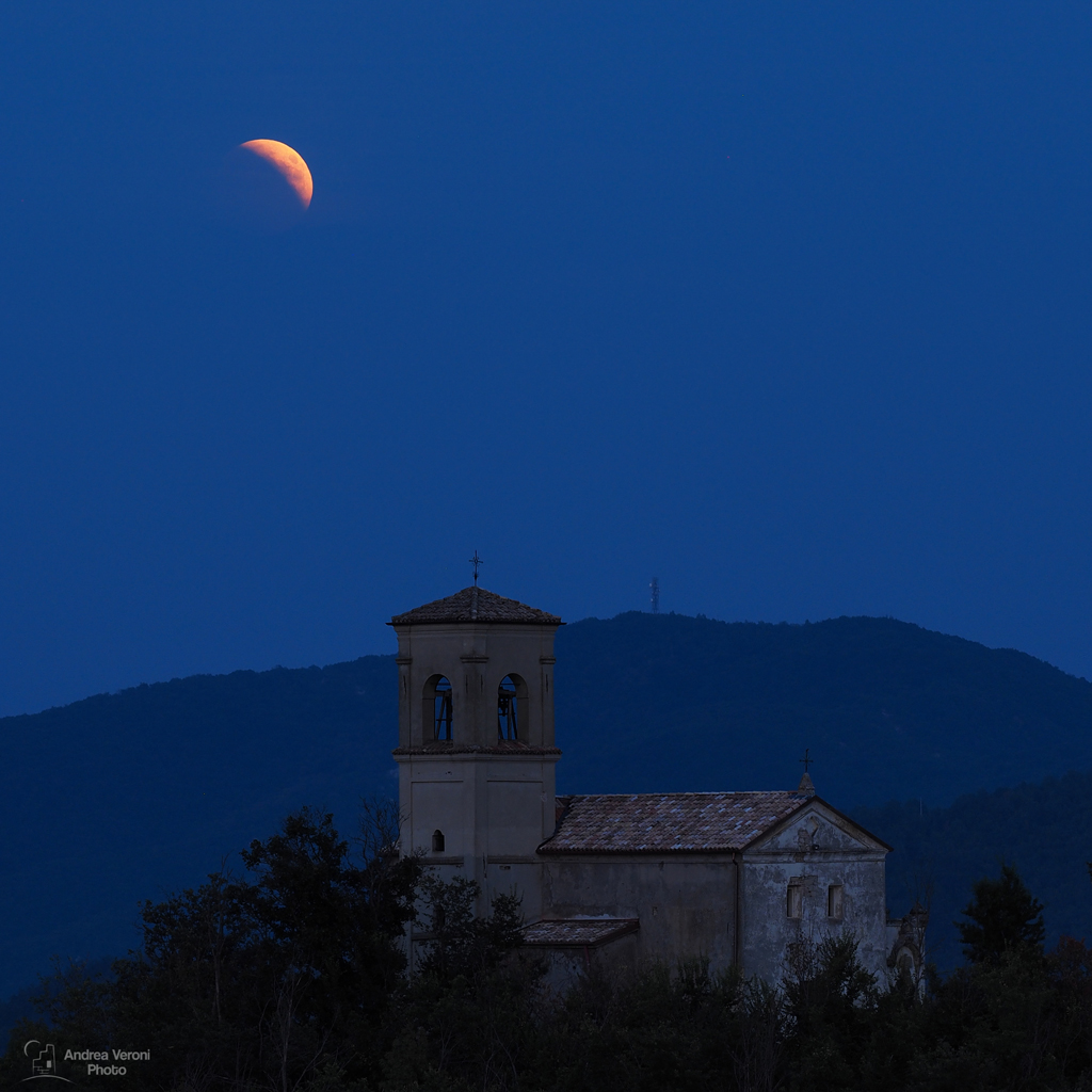 Falce di Luna in eclissi sopra S.Biagio