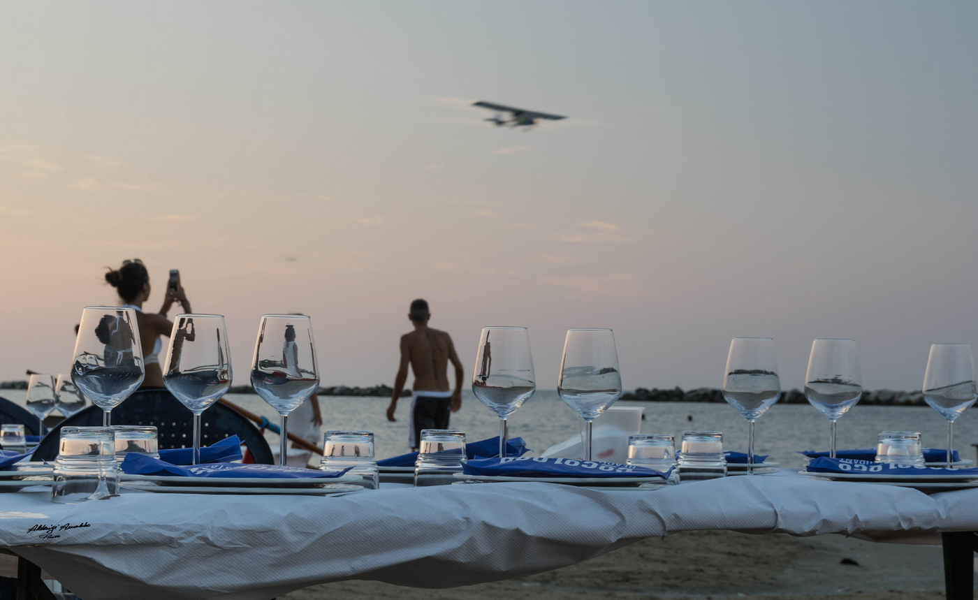 preparazione cena in riva al mare..