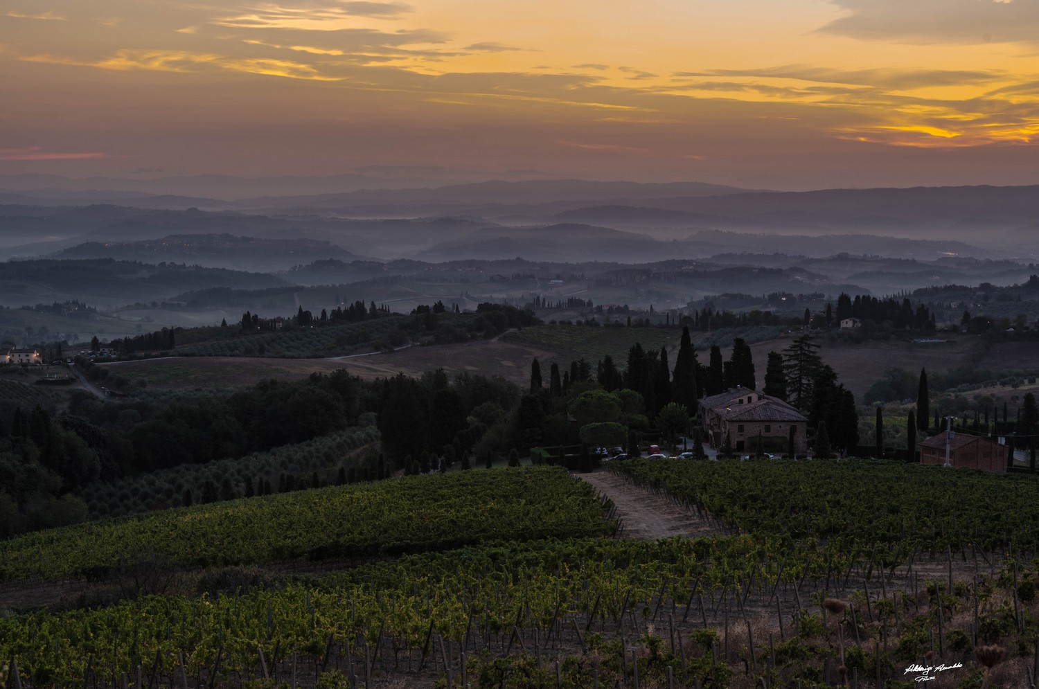 Alba nelle colline di San Gimignano.