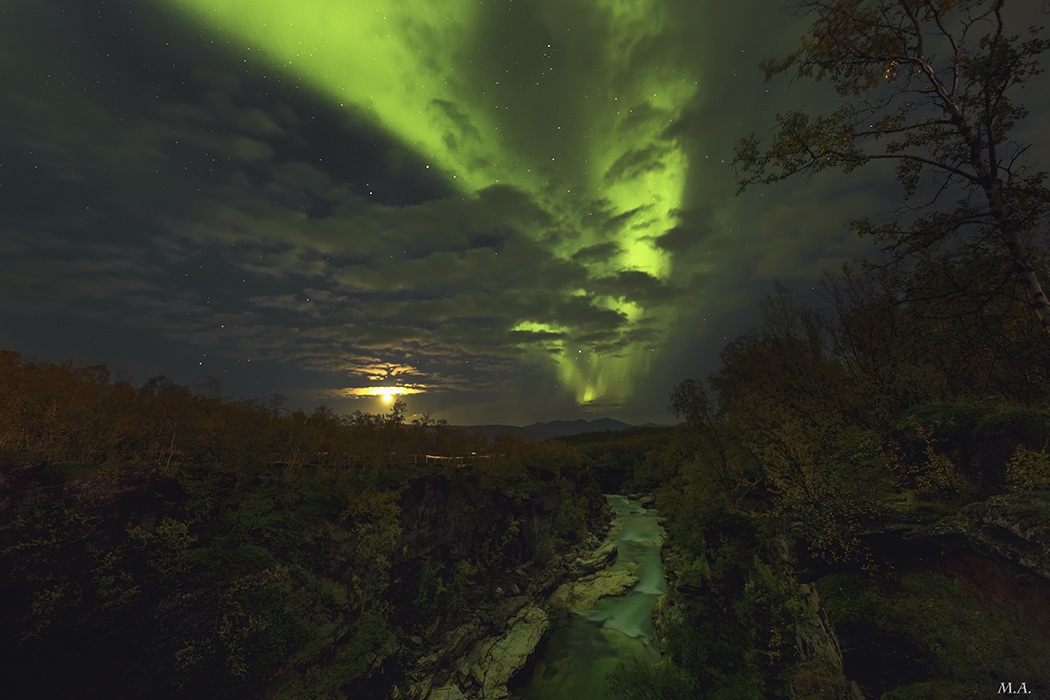 L'aurora e la luna nel canyon