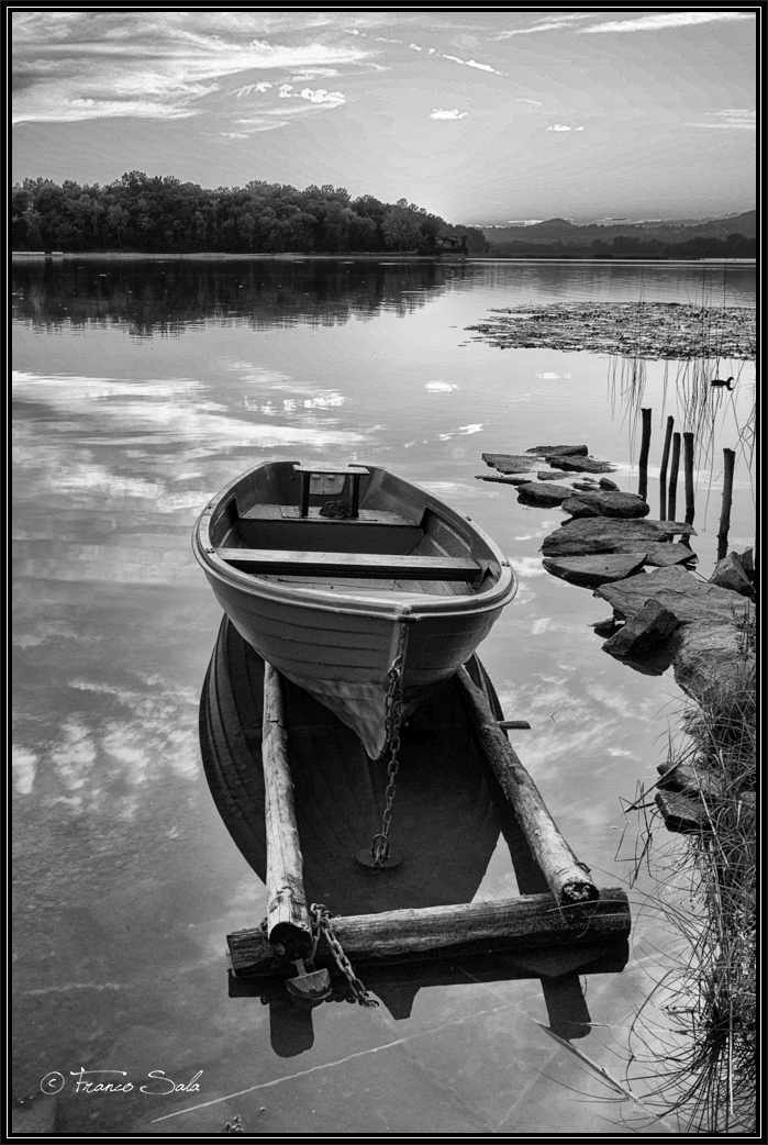 sunset and boats in pusiano