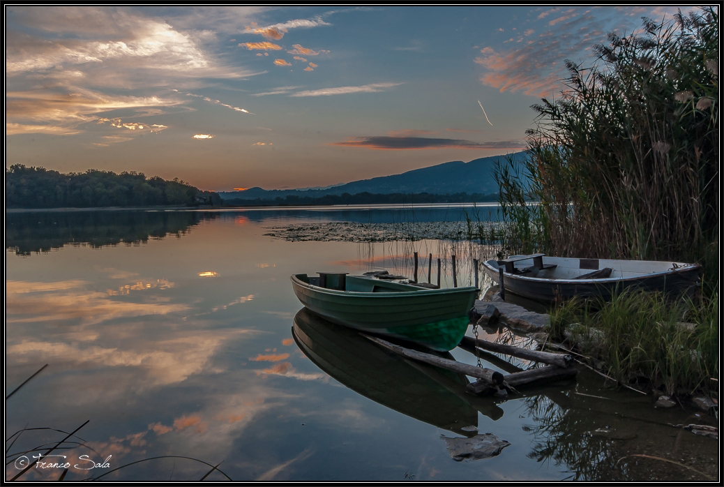 sunset and boats in pusiano
