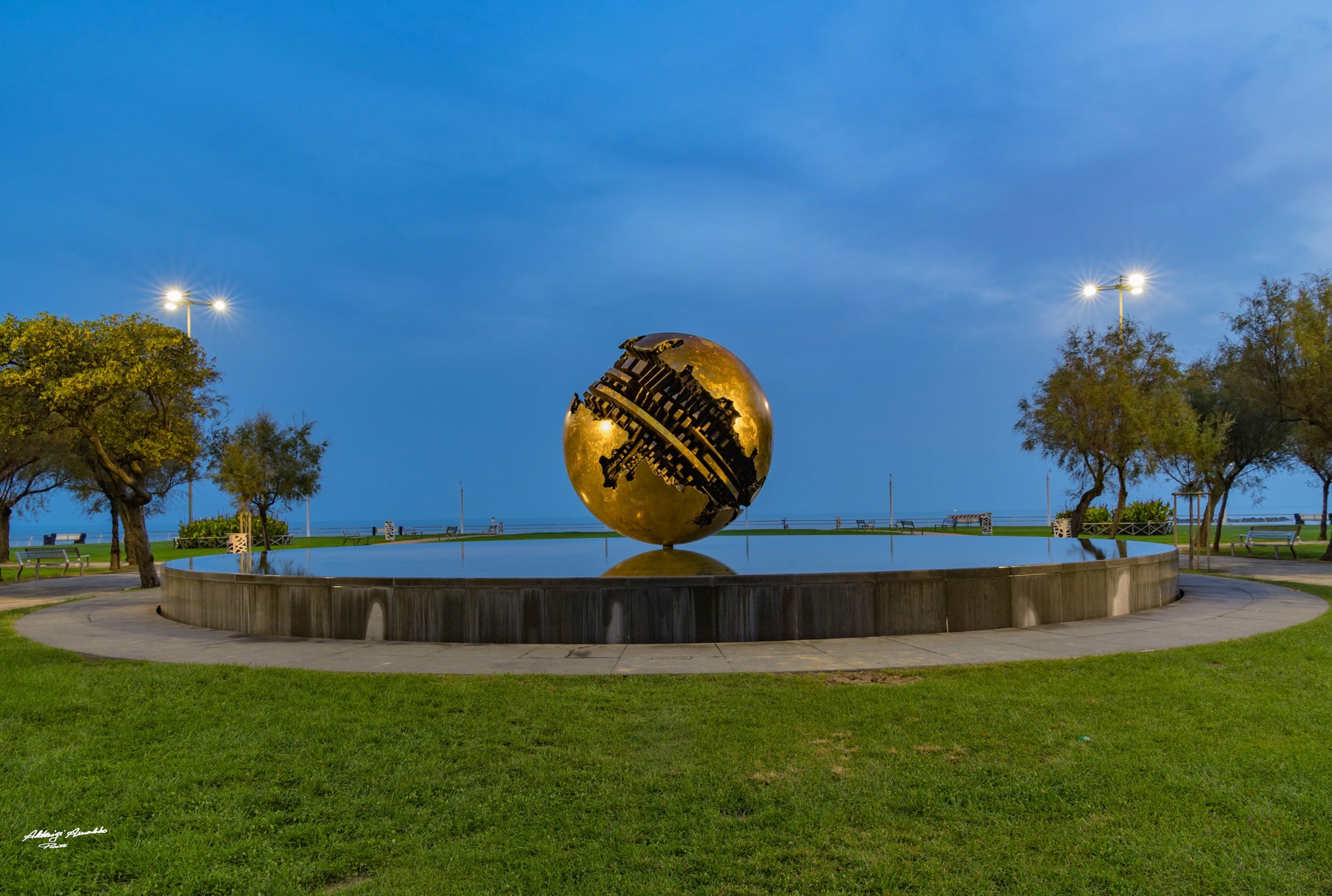 Sfera Grande di Pomodoro Pesaro.