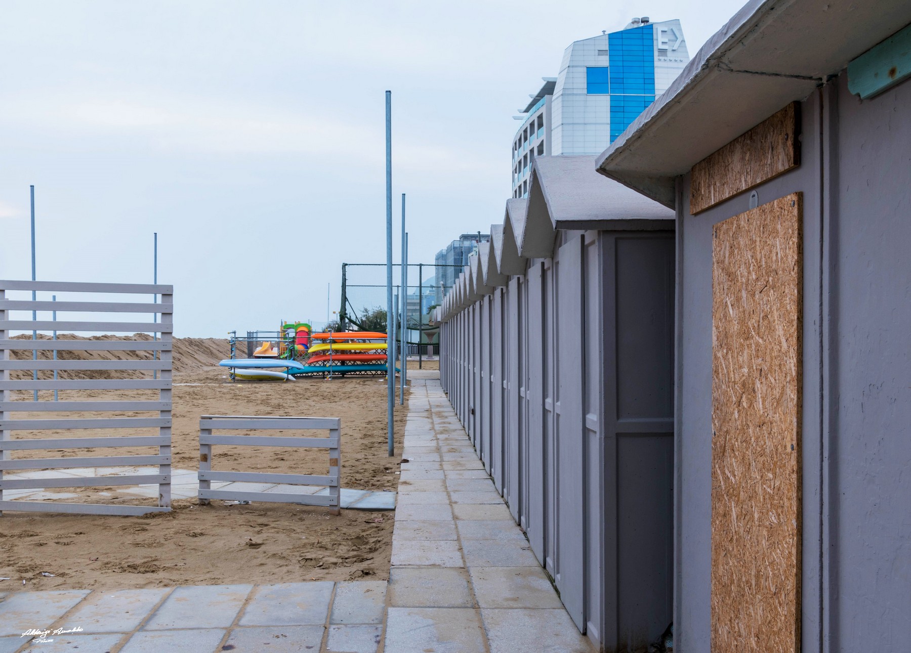 Spiaggia balneare Pesaro..Chiusa per ferie..3