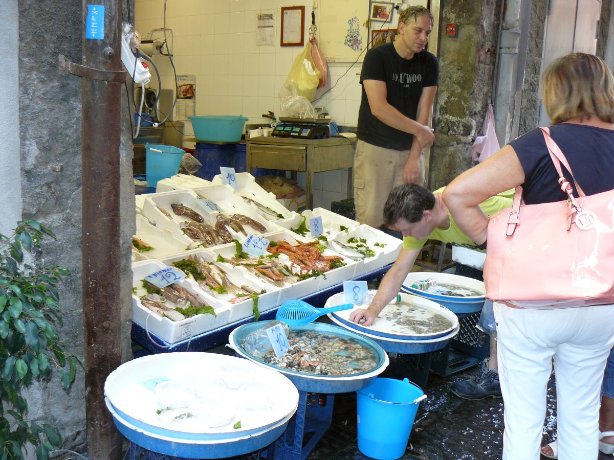 'O pisciavinnl (il pescivendolo)