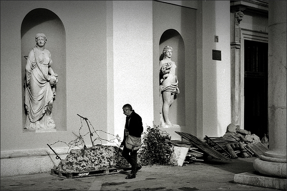 Sacchi di sabbia alle finestre...