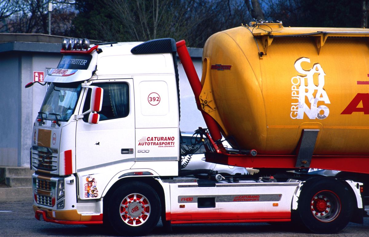 Camion in area di sosta