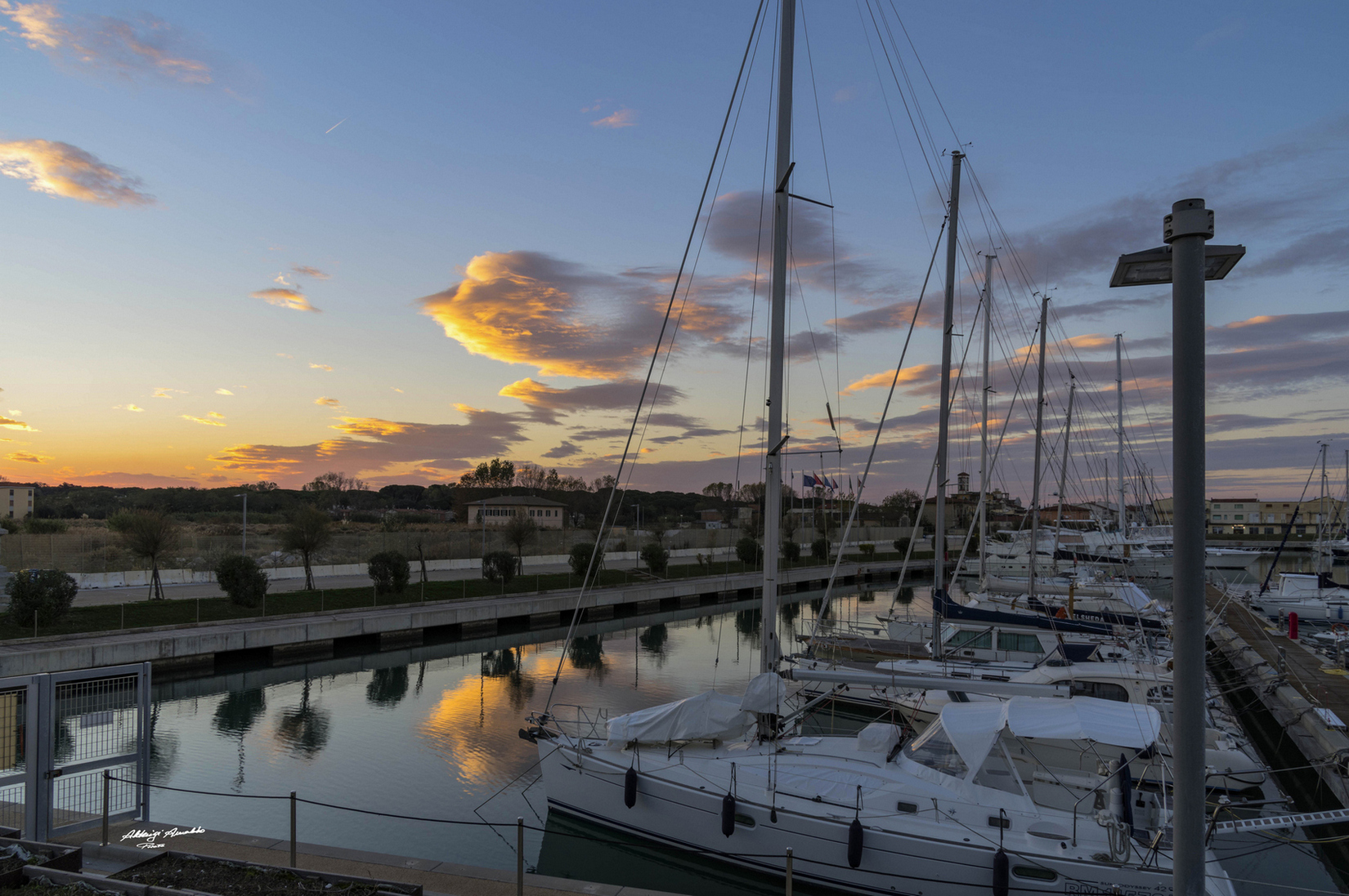Alba..Nuvole riflesse nel porto..