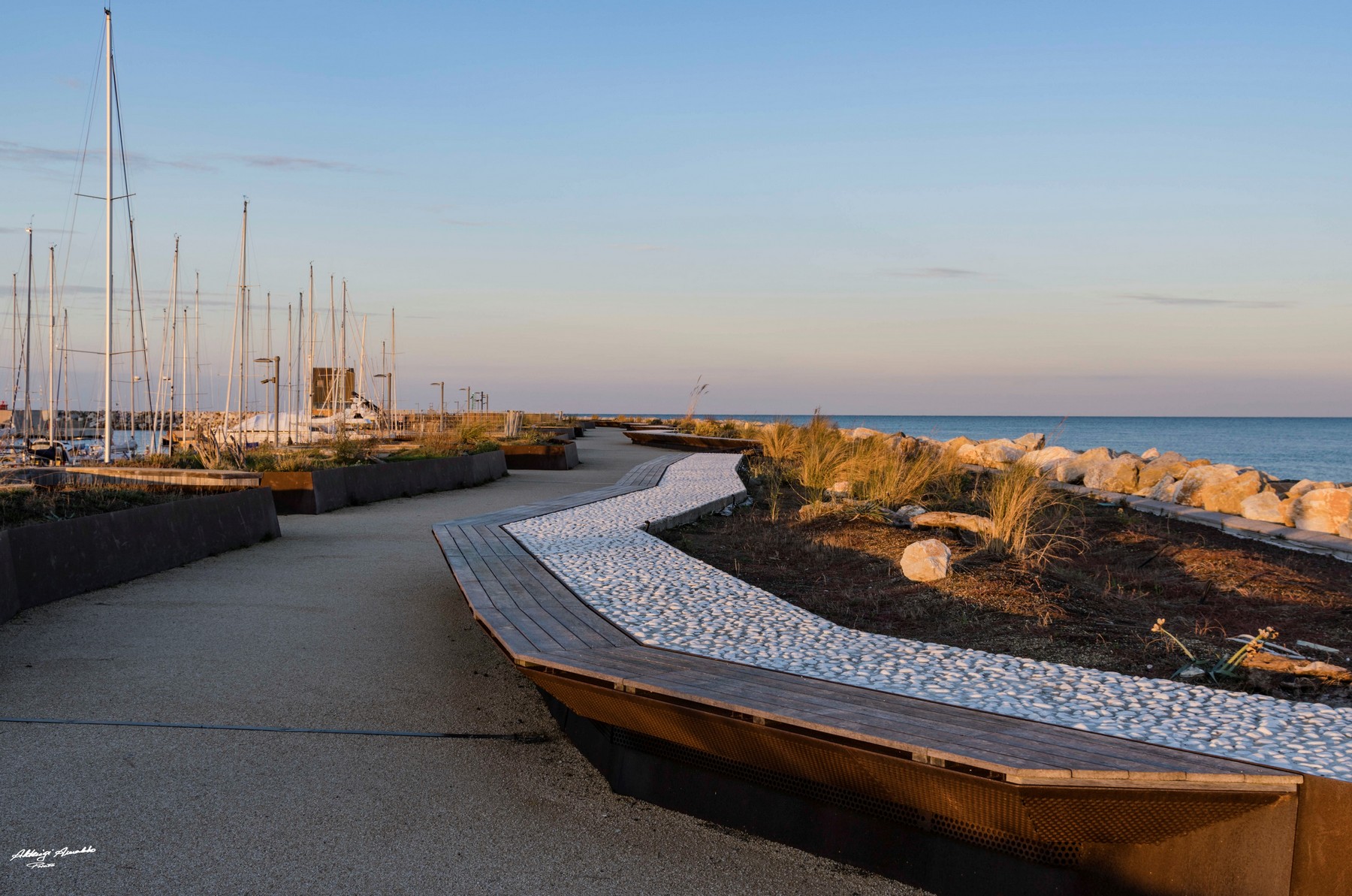 All'alba Passeggiando lungo il Porto..