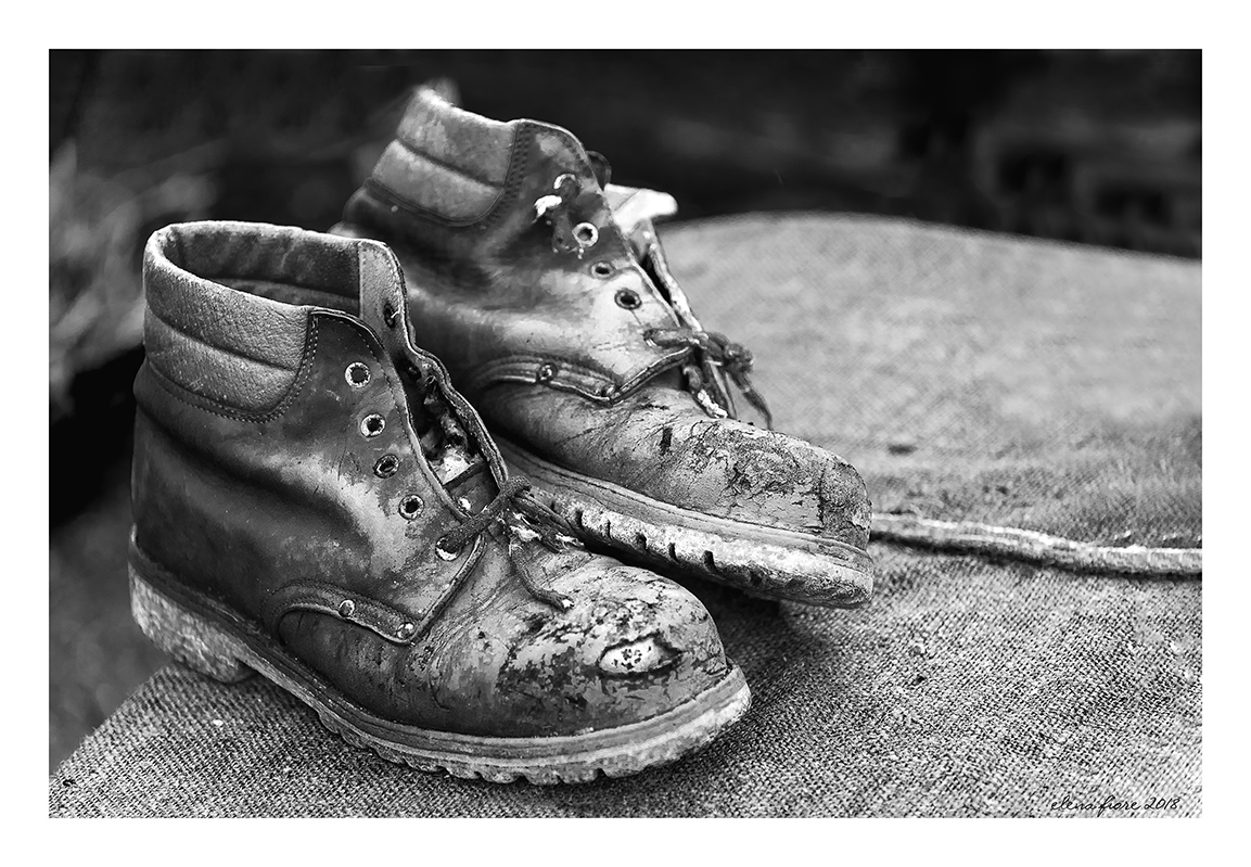 Un paio di scarpe durava una vita, e se andavi scalzo, d'estate, risparmiavi le scarpe e i piedi si rinforzavano. (Francesco Guccini)