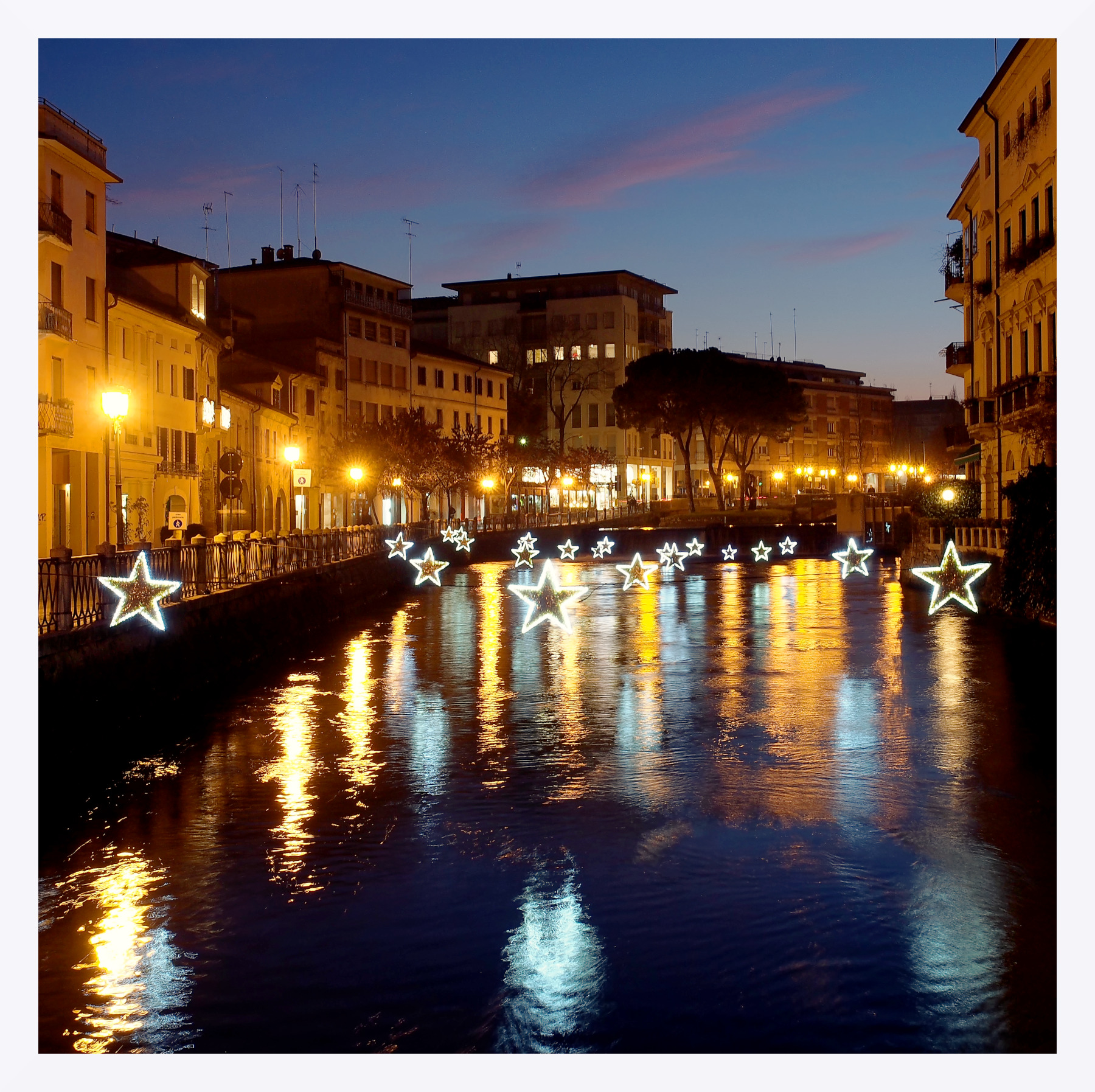 Riflessi con luci di festa