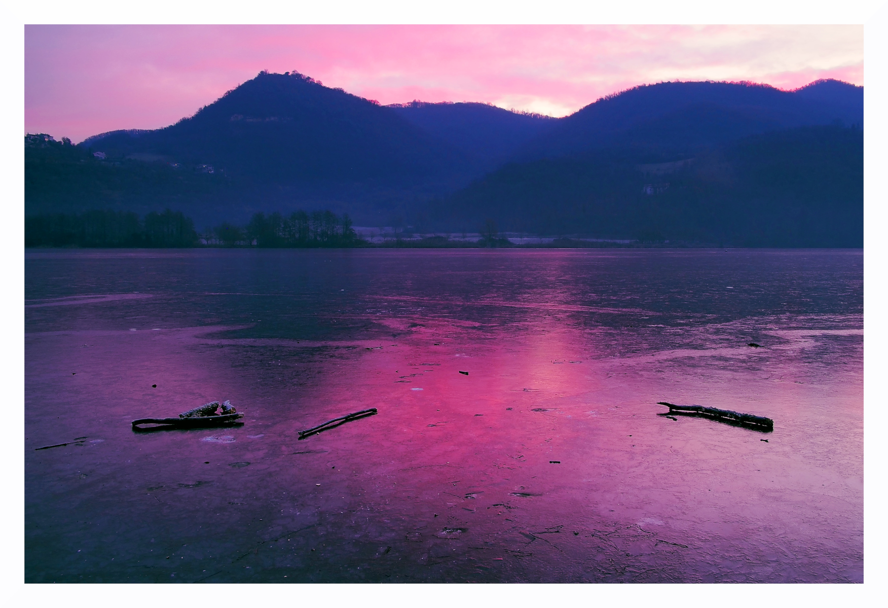 Alba sul lago ghiacciato