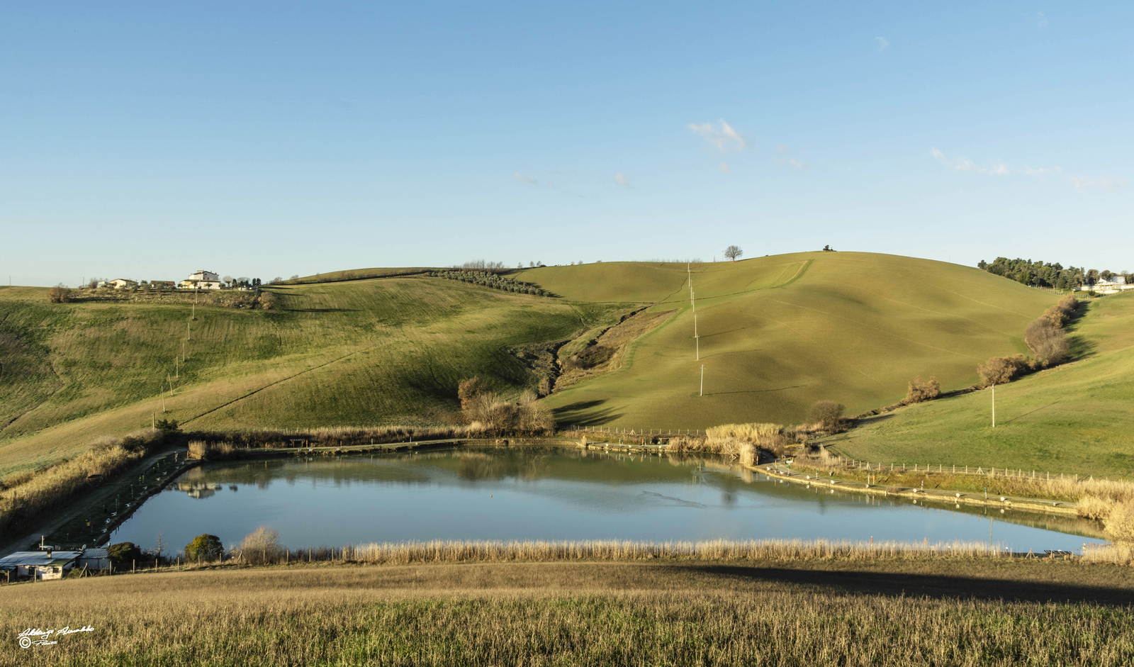 Il Lago Argentato.. e le sue Colline nel primo verde..