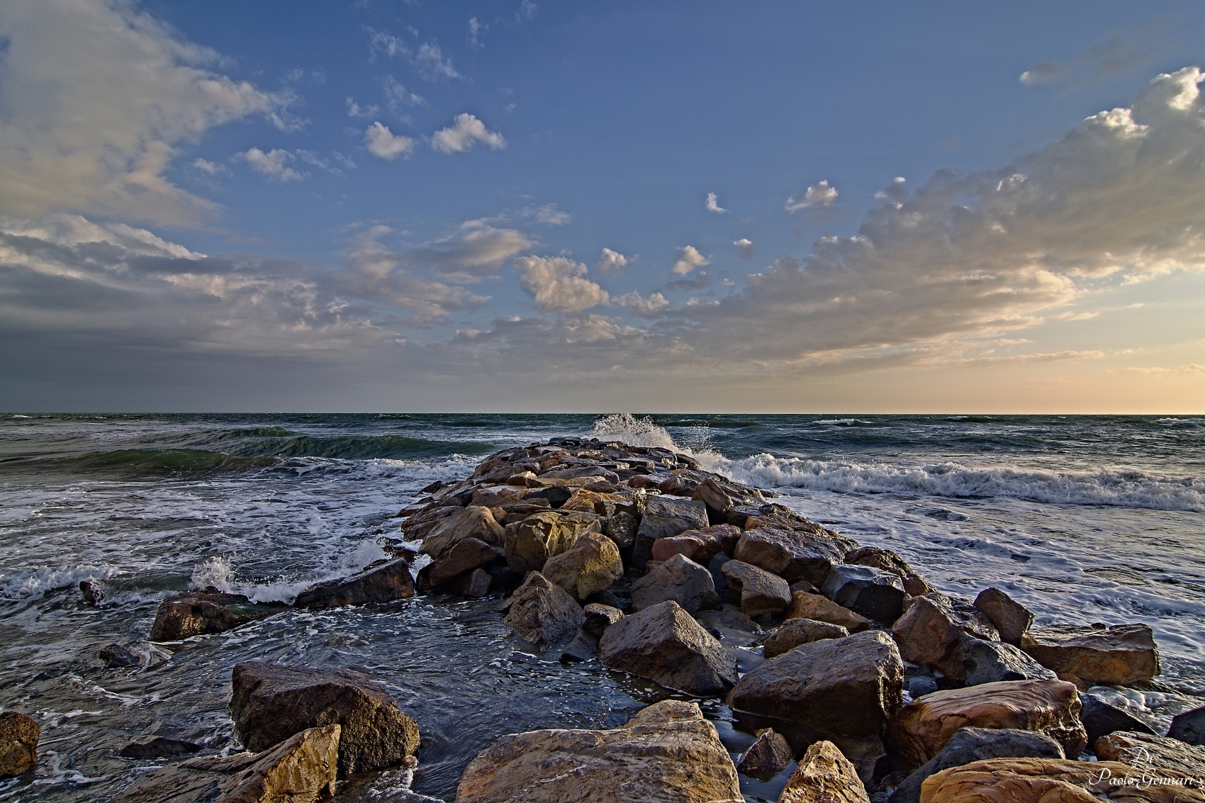 Guardando il mare al tramonto
