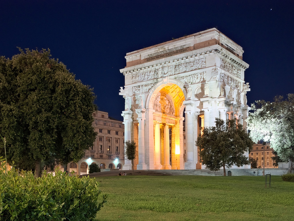 Piazza della Vittoria notturna, Genova