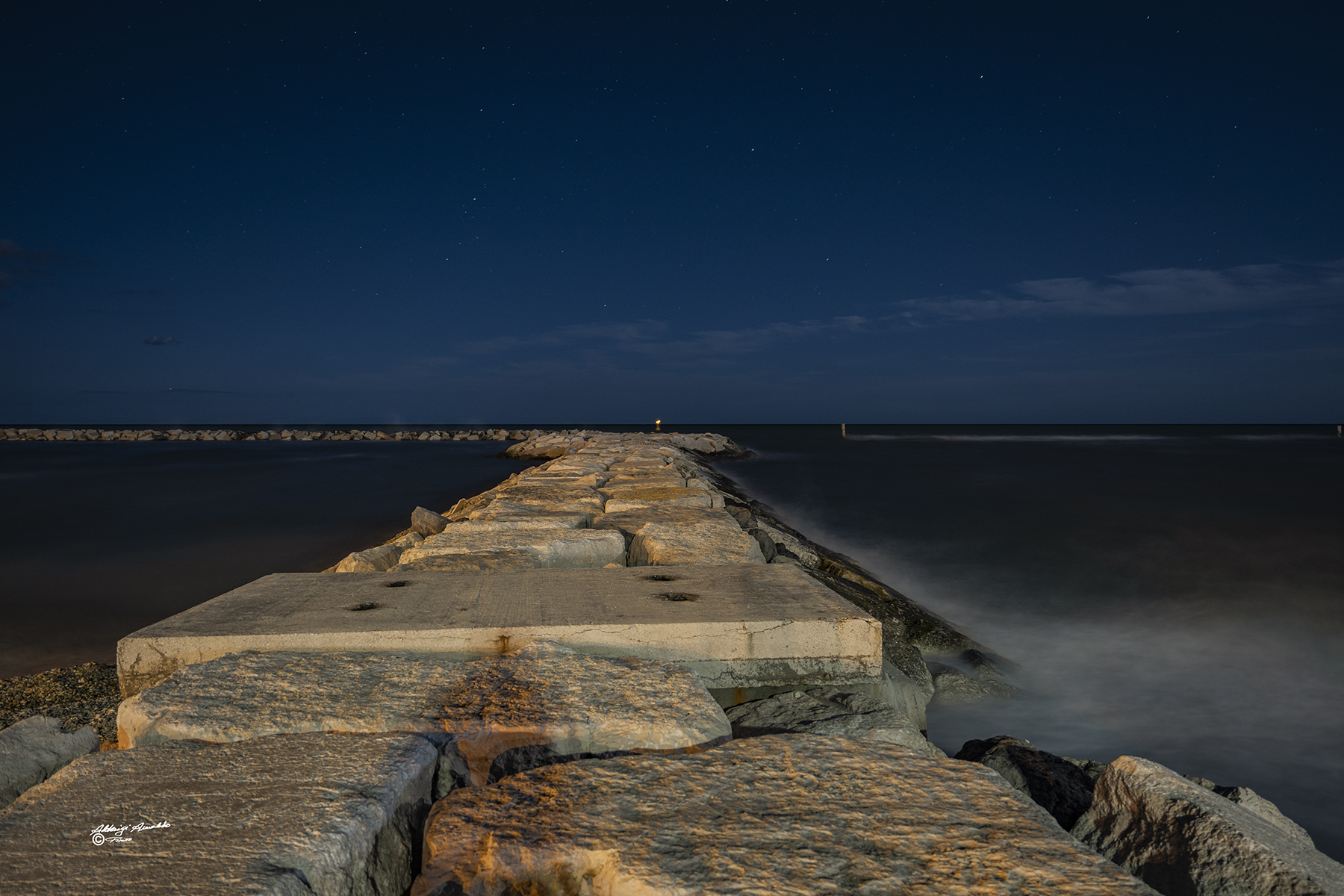 la scogliera sotto le stelle..