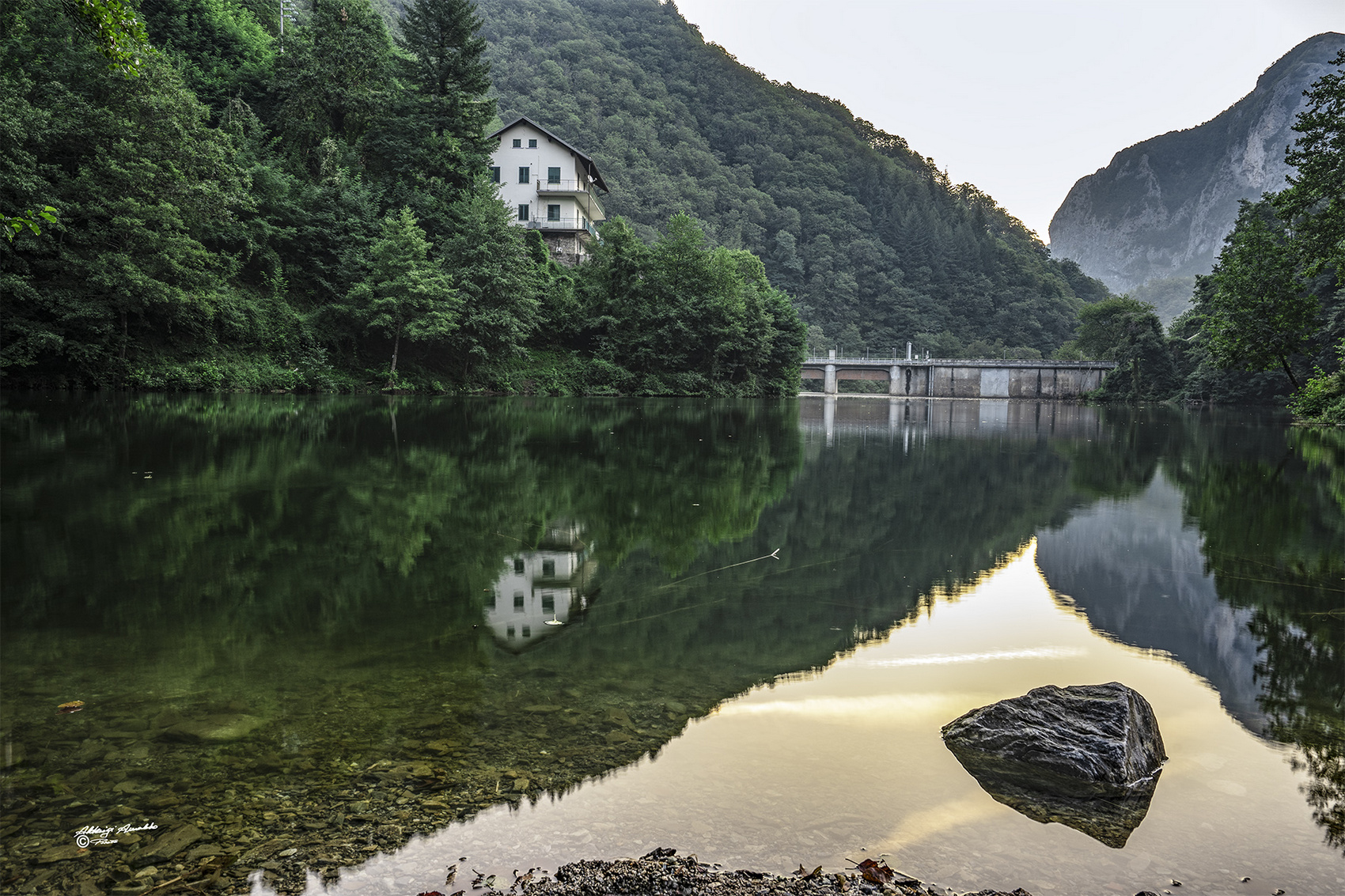 Riflessi all'alba nel lago..