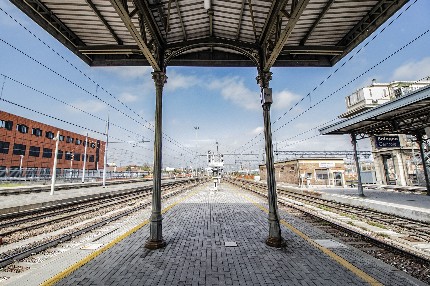 Pensilina tra i binari