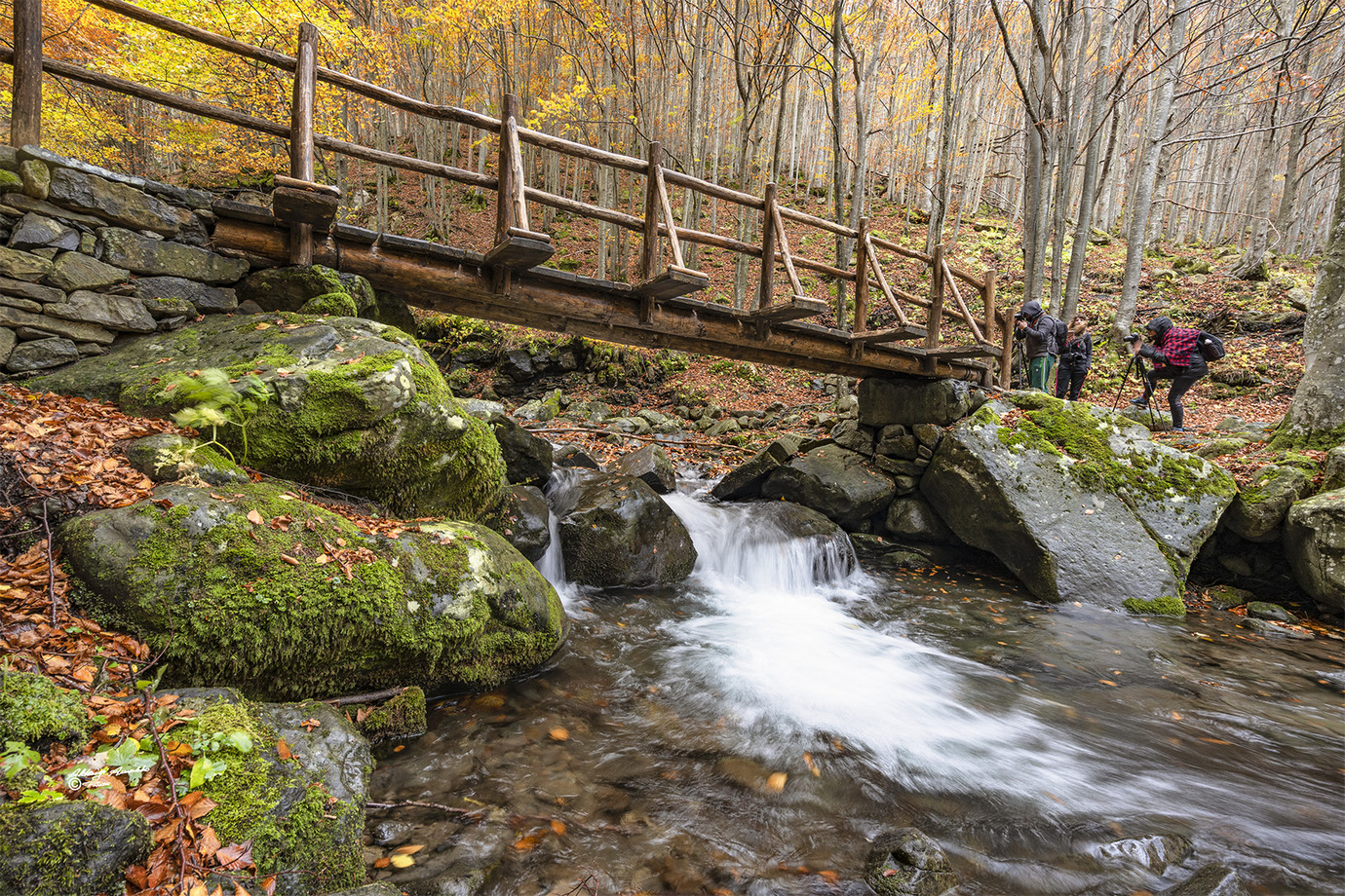 Attraversando sul torrente..