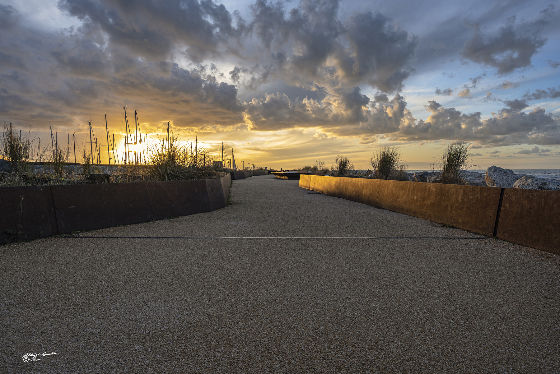 Passeggiando al tramonto  lungo il molo...