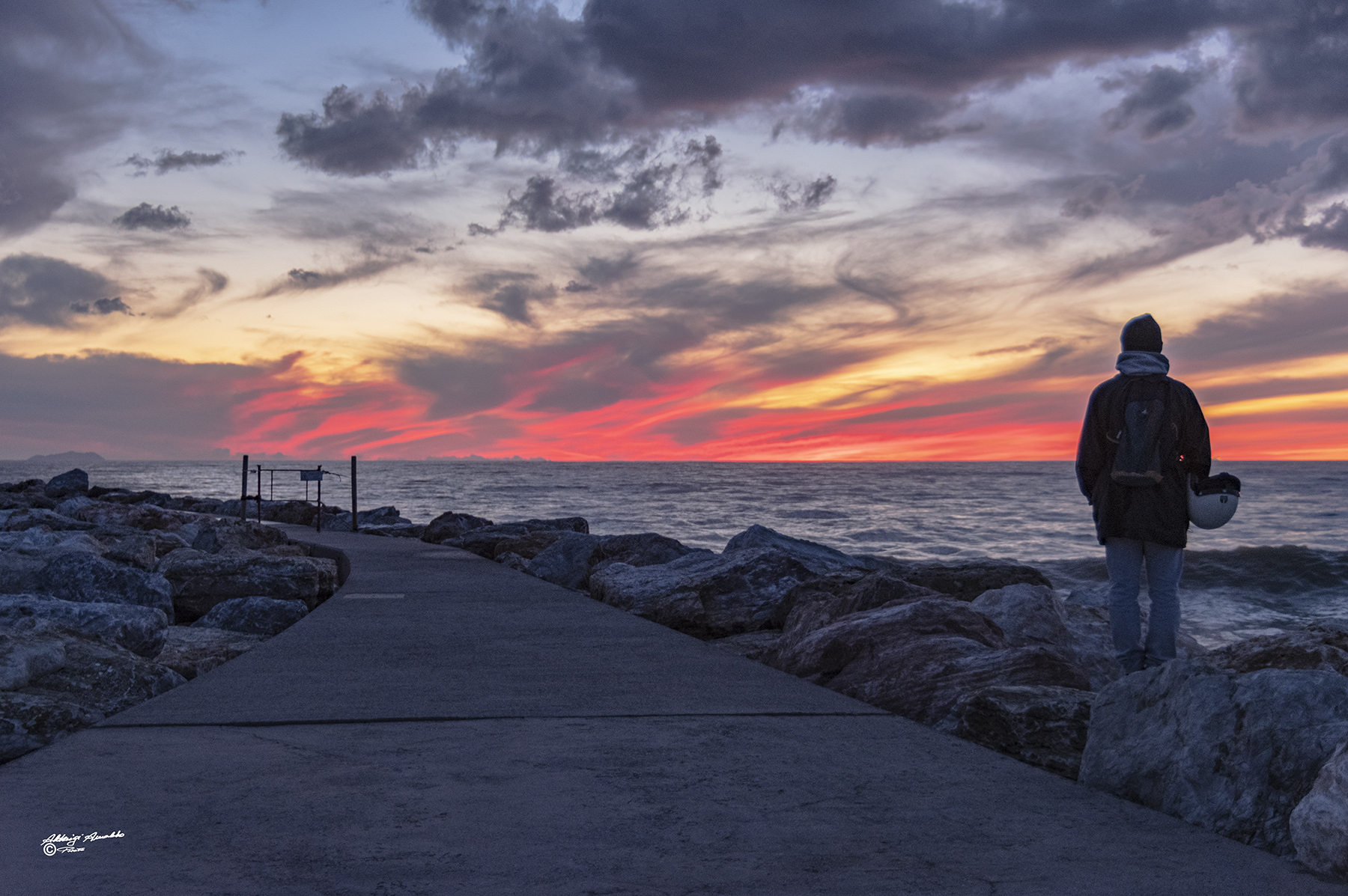 Guardare il mare al tramonto..2