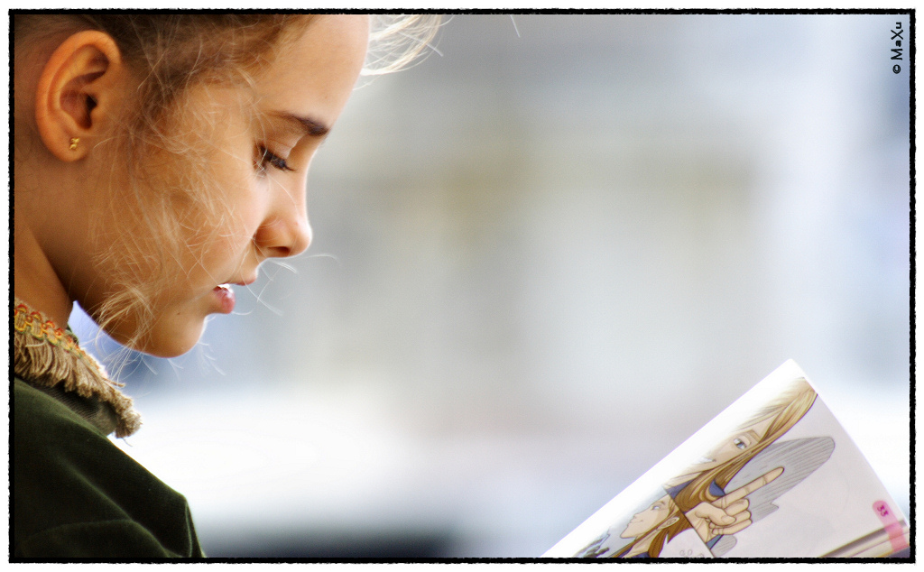 Bambina che legge...