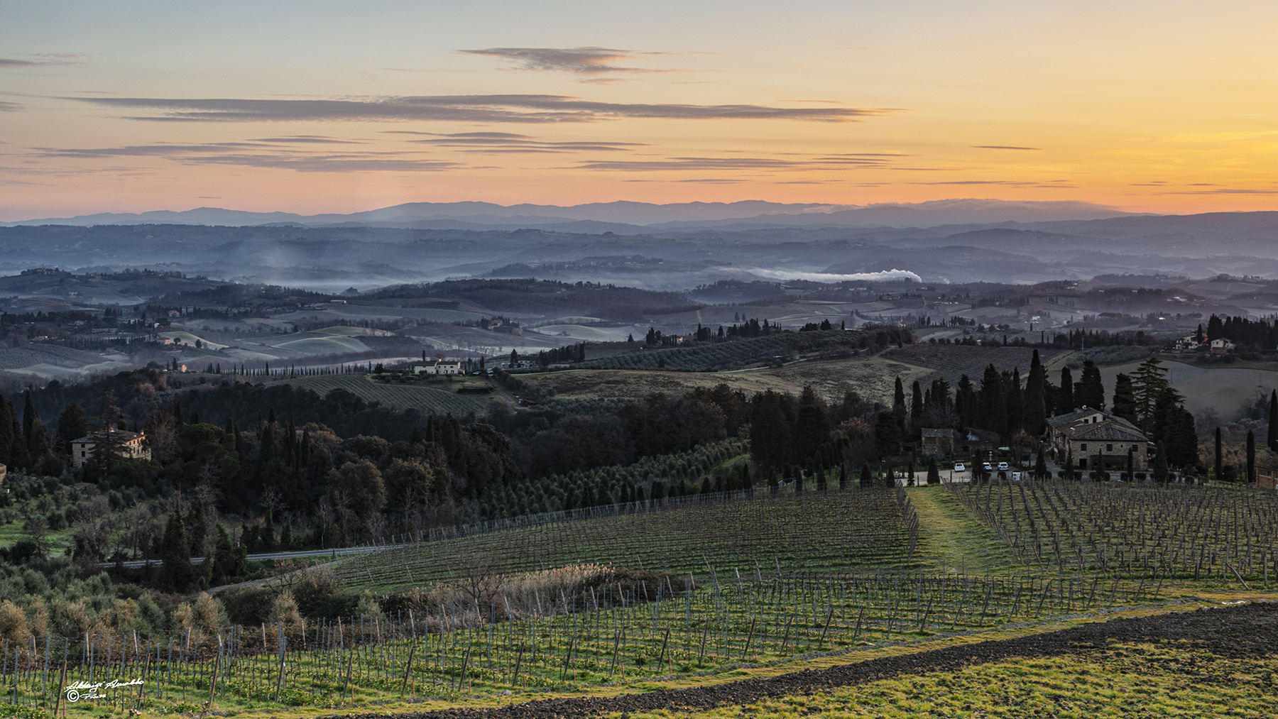 Alba nelle colline  di S.Gimignano..