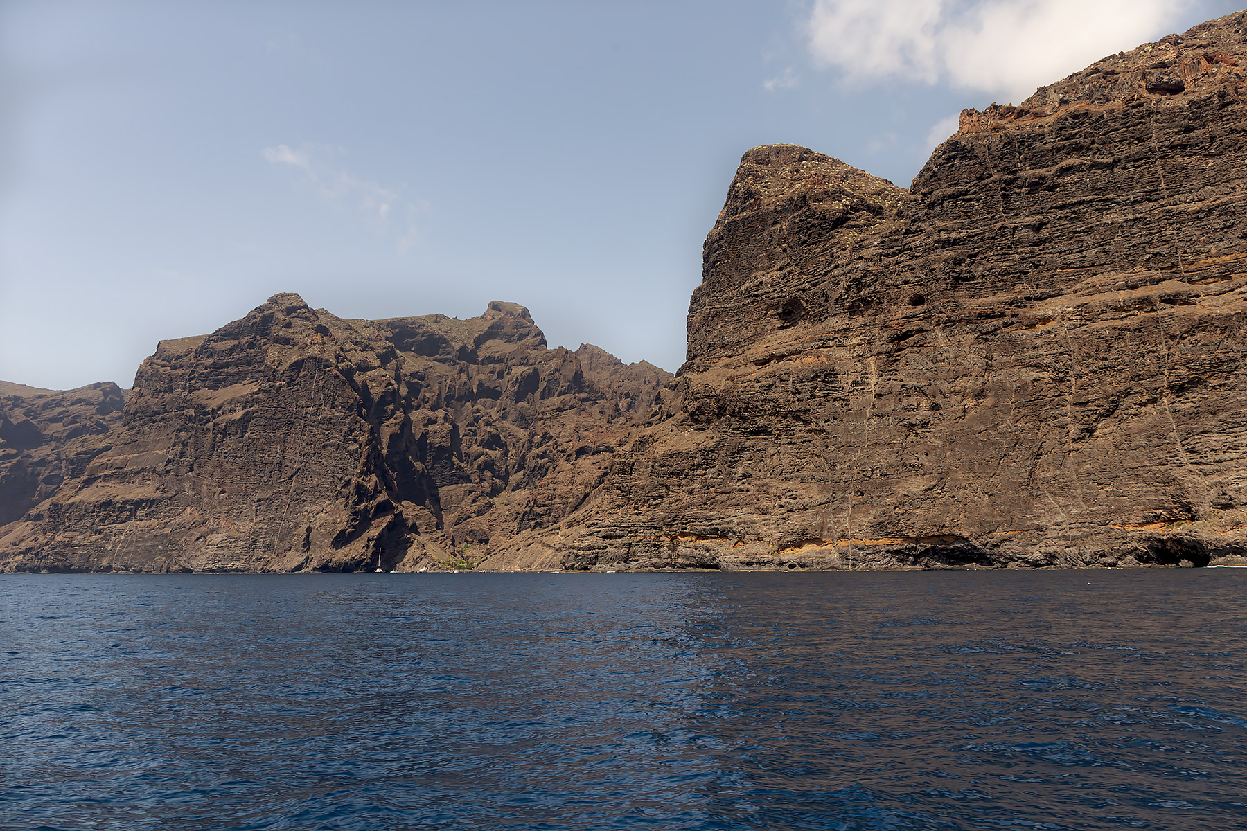 al largo di Tenerife,le imponenti montagne.....