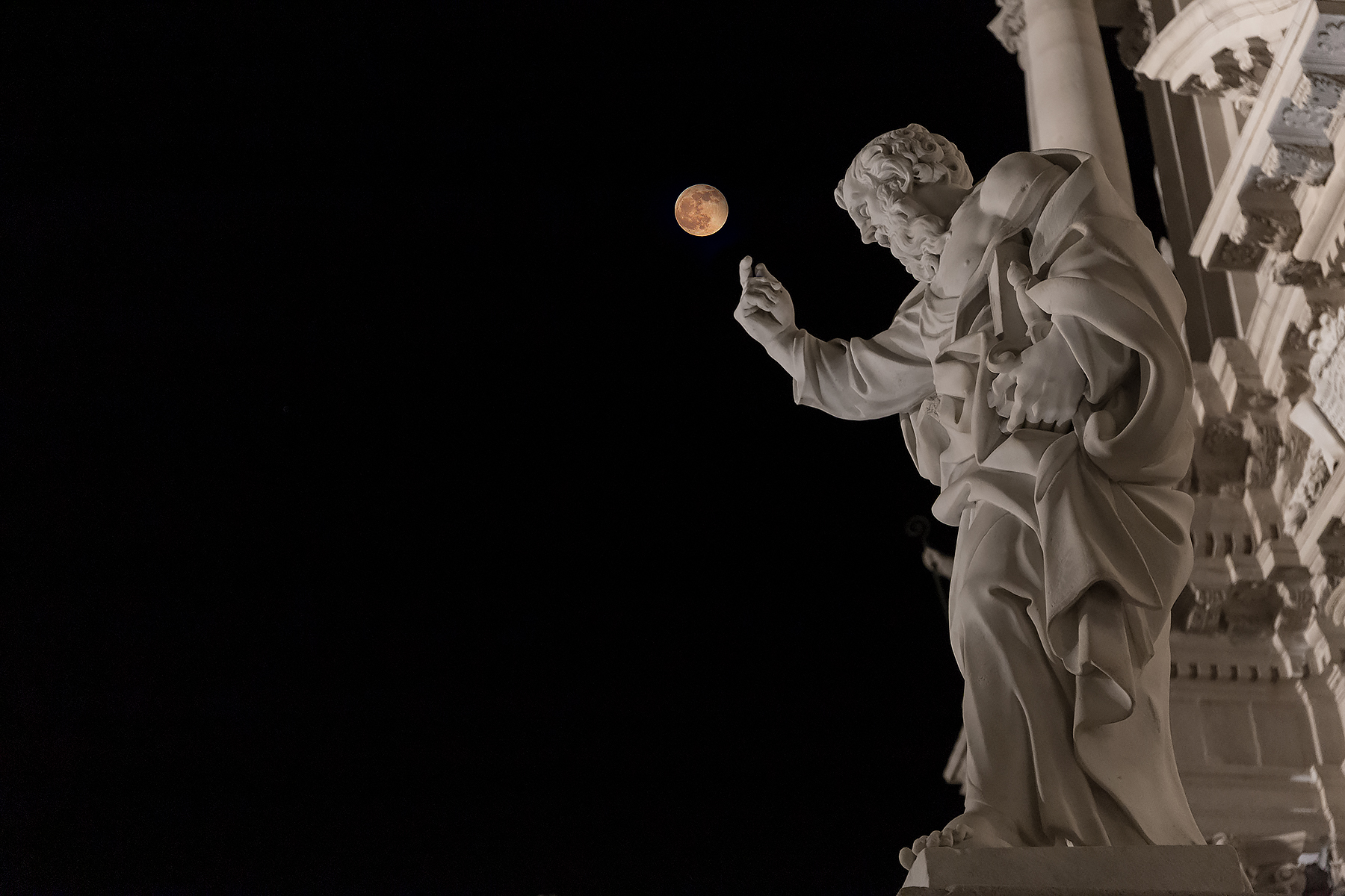 Duomo di sr,statua di S.Paolo, che giuoca con la luna