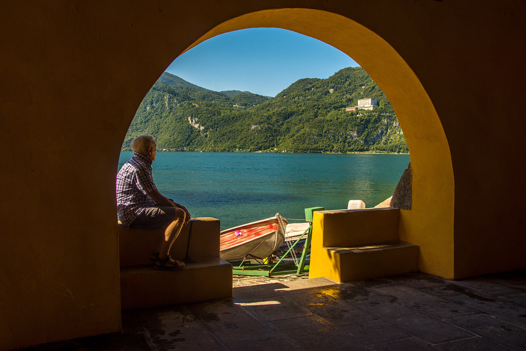 una finestra vista lago