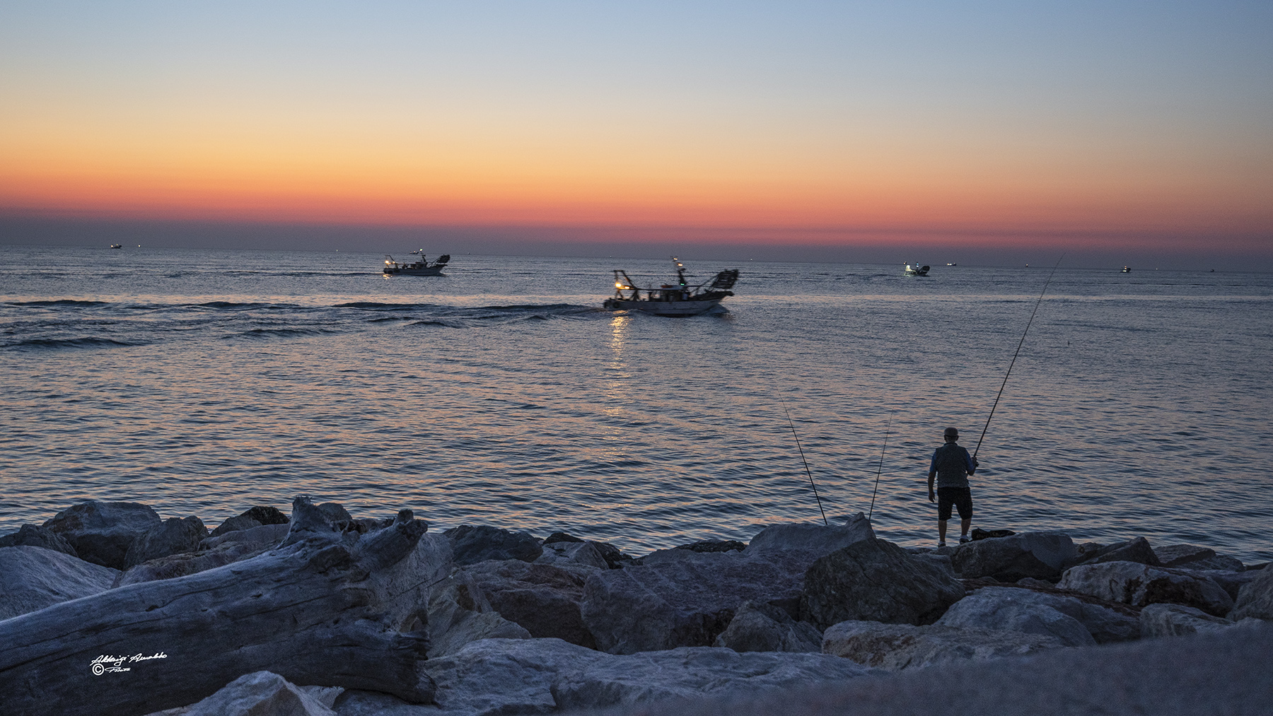 Vongolieri,e pescatore All'alba..