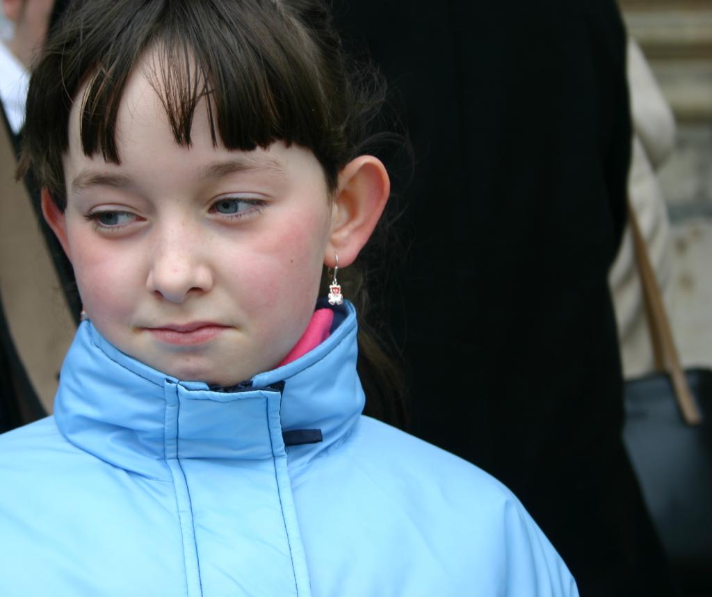 Bambina in fila per entrare al parlamento.