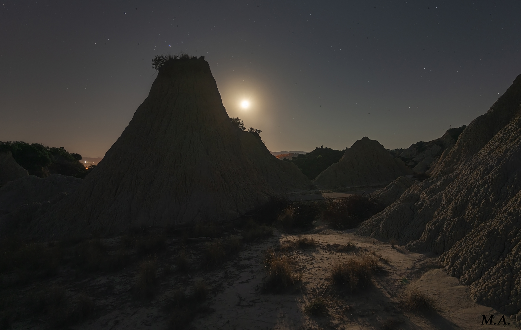 La luna e i calanchi