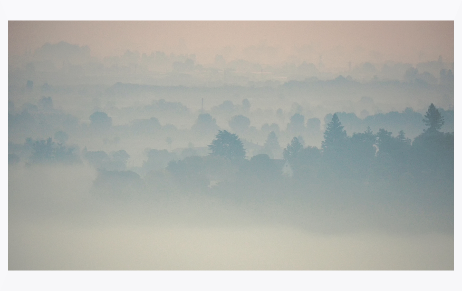 Prime luci sulla pianura nebbiosa