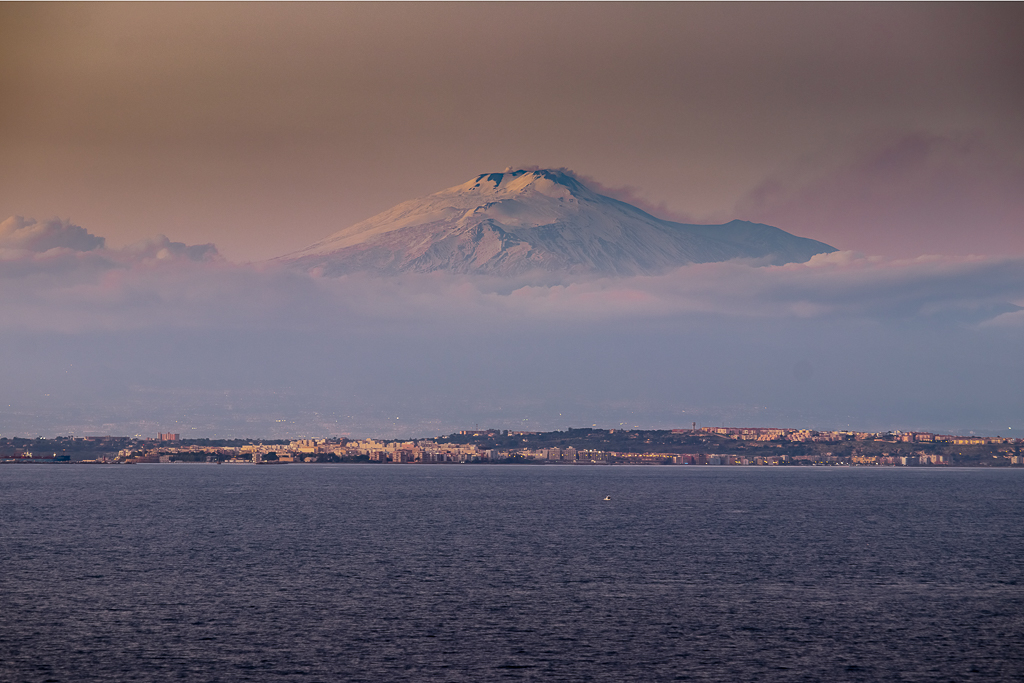 L'Etna sospesa fra le nuvole