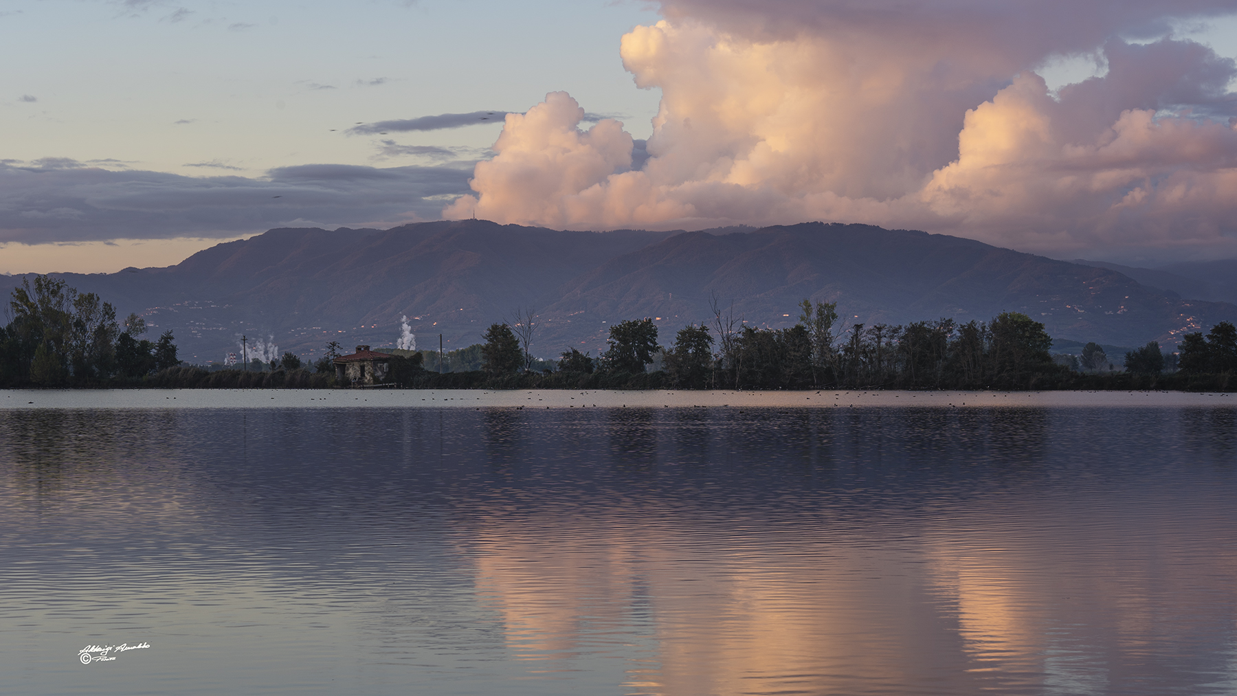 Colori al tramonto sul lago.